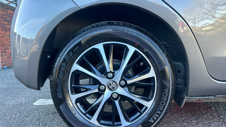 Toyota Yaris 1.5 VVT-i Icon Tech 5dr Petrol Hatchback